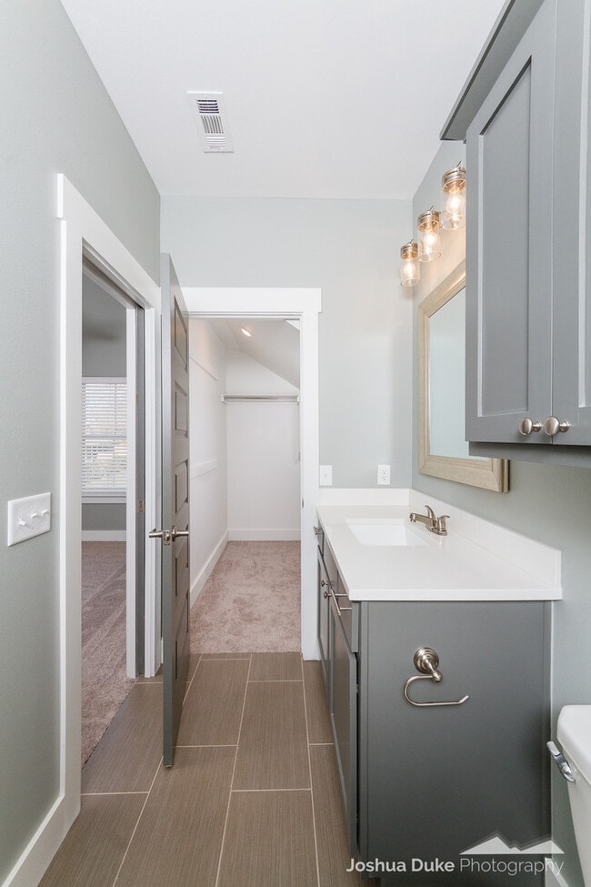 Building Photo - Pre-Leasing Modern Style Home Minutes from Campus and Downtown Fayetteville