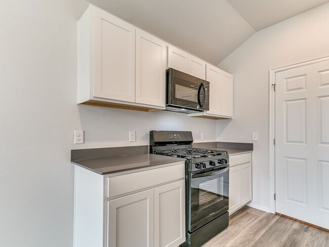 Building Photo - New Mustang Home!