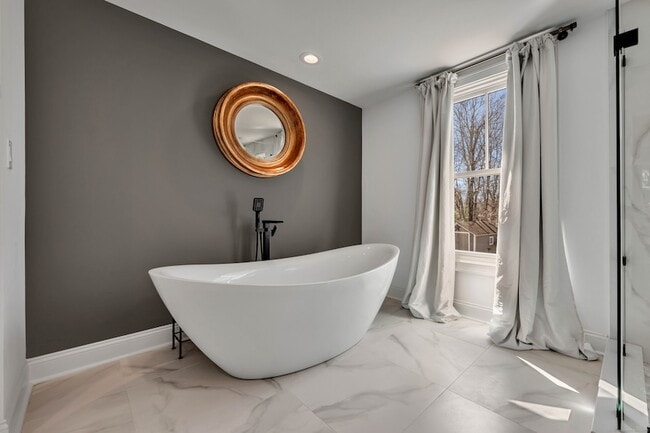 Building Photo - 75 Green Hill Rd