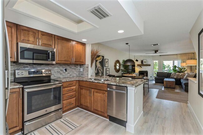 Building Photo - 375 Madeira Cir