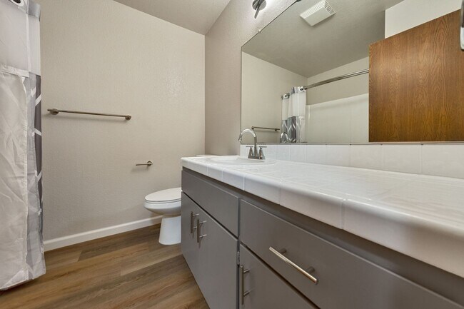 Building Photo - Updated 2 Bed, 2 Bath Duplex with Private Fenced Yard in Rescue!