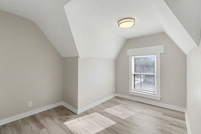 Building Photo - Fully Renovated 1 Bedroom in Historic Sloan Neighborhood $1099