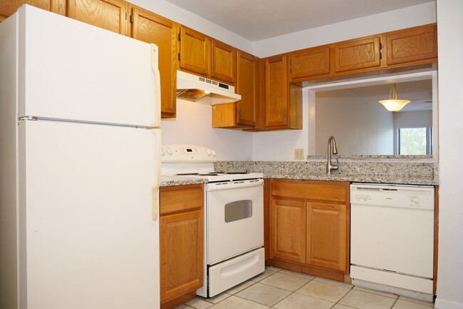 Building Photo - Spacious 2bd 2bth Condo Available Now!