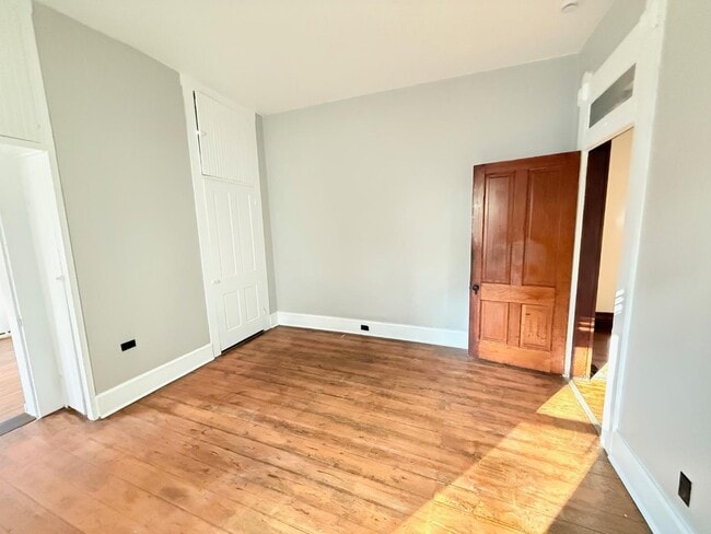 Building Photo - 1603 E Oak St