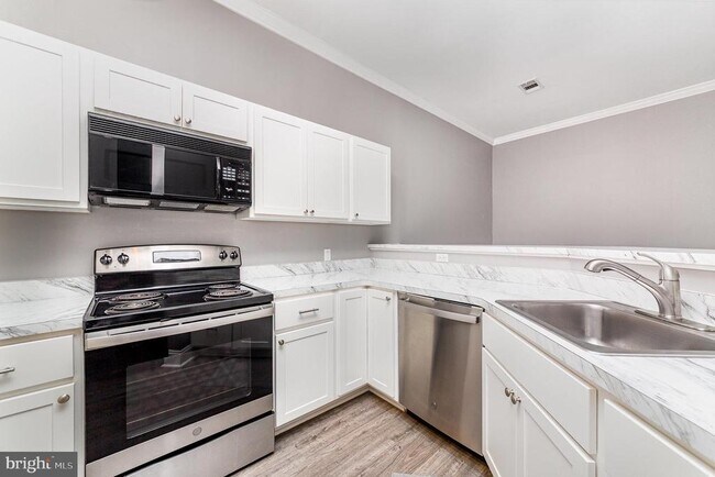 Building Photo - 600 Squire Ln
