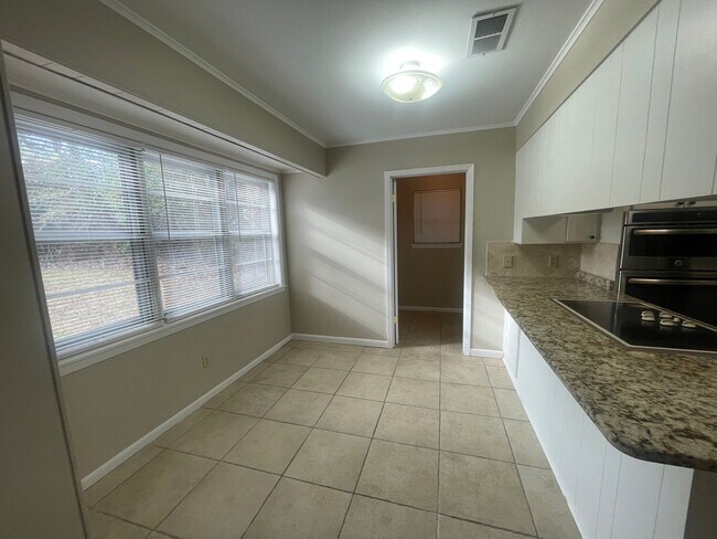 Building Photo - Country Feel In The City! A Must See!