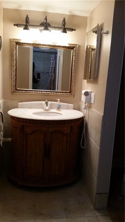 Building Photo - 430 Commodore Dr