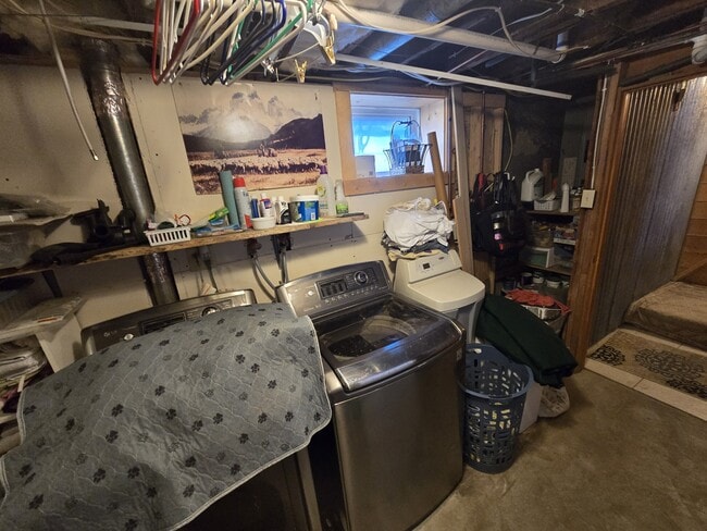 Building Photo - 417 E Tamarack St