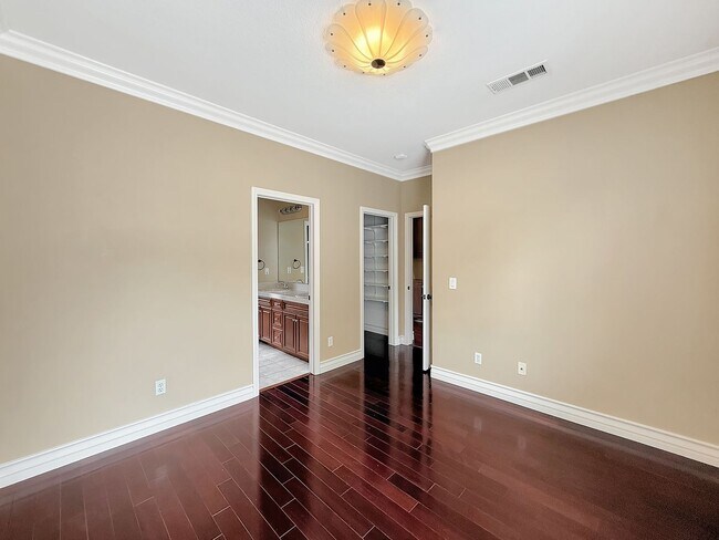 Building Photo - SD: Spacious 5B/4BA Home with Private Patio, Backyard & Soaking Tub