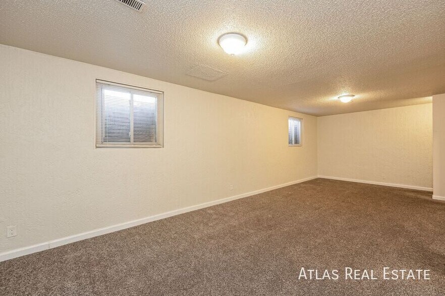 Building Photo - 4419 Dewey Dr