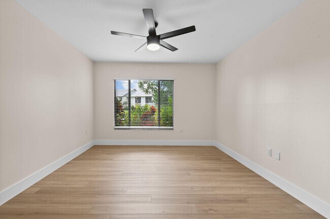 Building Photo - 2233 NW 22nd Ave