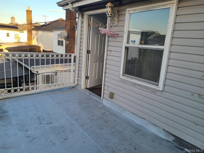 Building Photo - 61-52 148th Pl