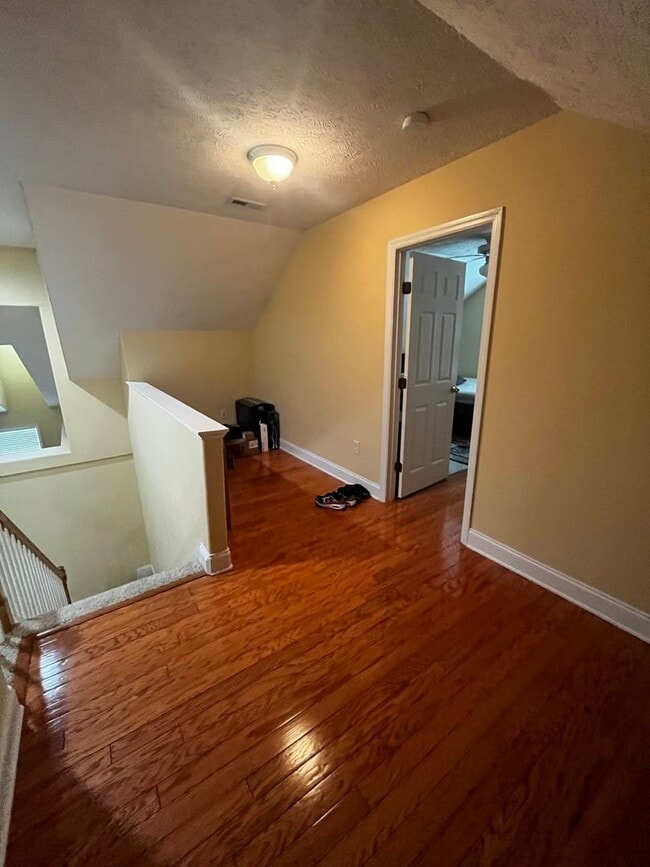 Building Photo - 3 bedroom 3 bath with Fenced in Yard in Ta...