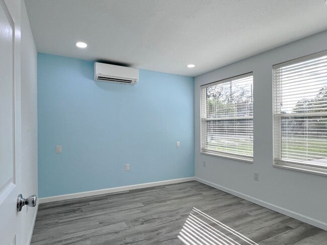 Building Photo - Charming Three-Bedroom Home