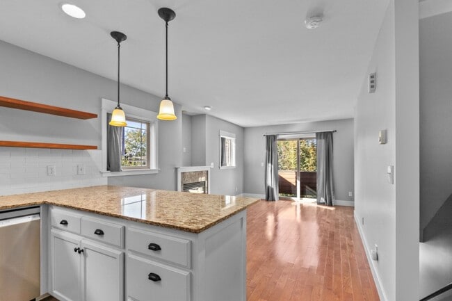 Building Photo - 2bd/1.5ba Seattle Townhouse