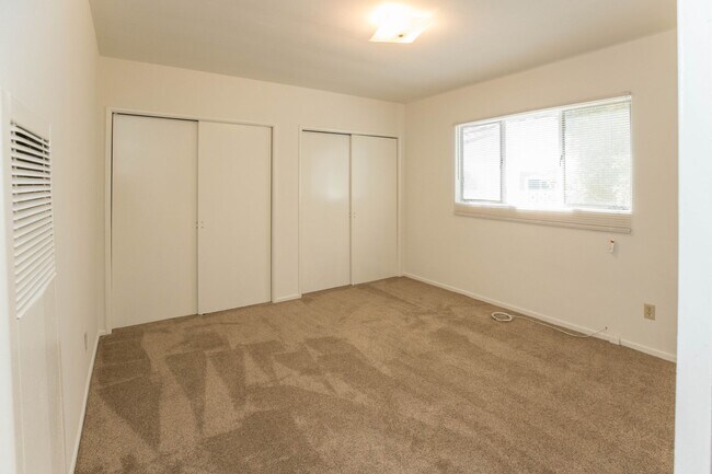 Building Photo - 145 N La Peer Dr