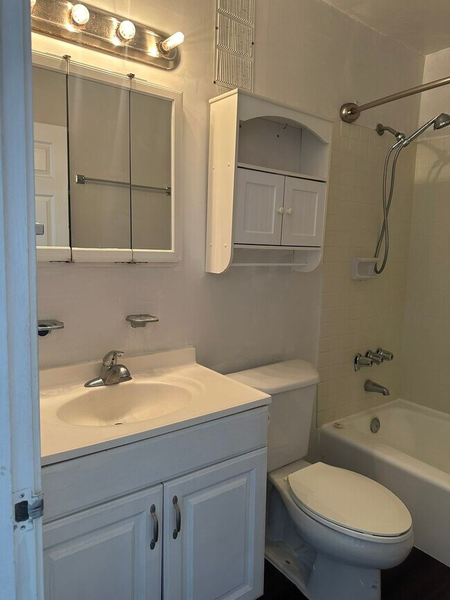 Building Photo - Fairway Gardens – 2 BD / 1 BA / 1 PK Spacious & Convenient Condo Living