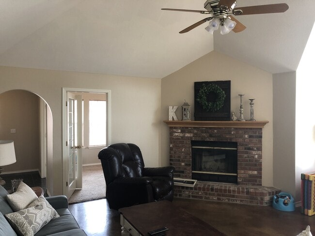 Building Photo - 3 Bedroom Plus Office in Stone Mill! Great open floor plan, huge kitchen!