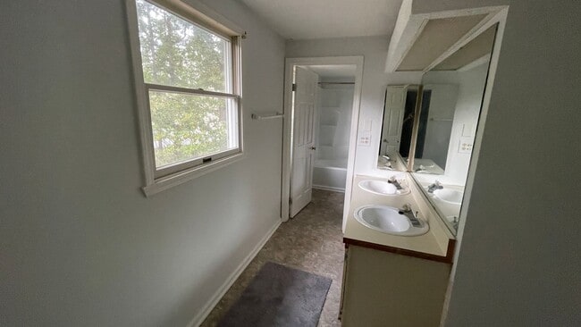 Building Photo - Spacious Chesterfield 2 Story