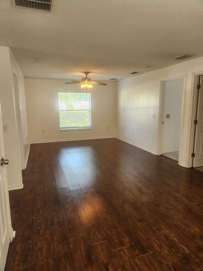Building Photo - Location...Location..Comfortable 3 Bedroom...