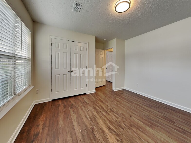 Building Photo - 595 River Glen Ct
