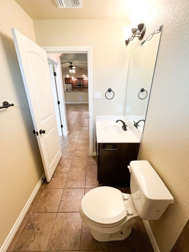 Building Photo - Available 7/11/2025 Beautiful 1 story, 5 b...