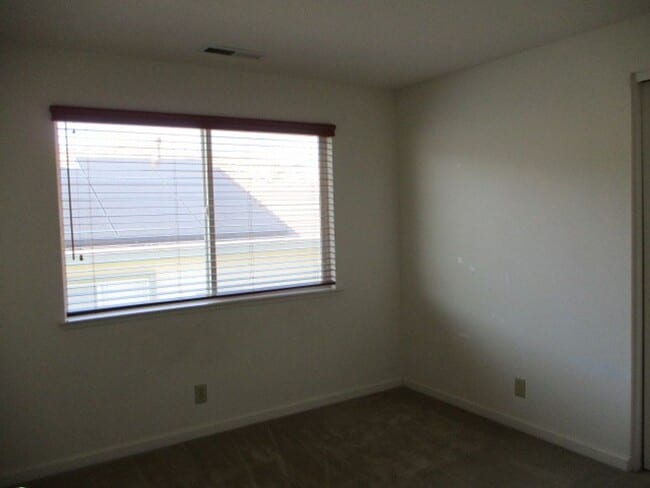 Building Photo - Northwest Suburban  Beauty