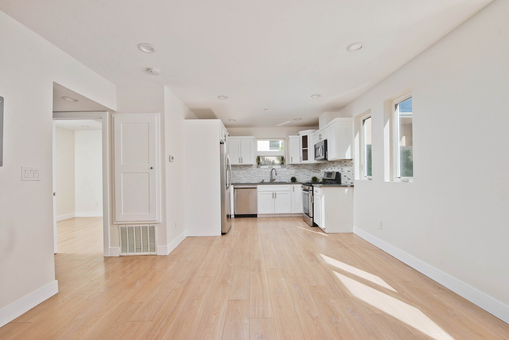 Building Photo - 635 N Harvard Blvd