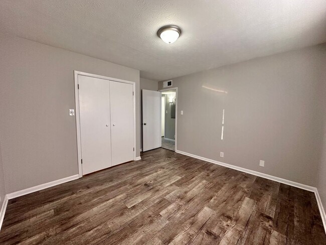 Building Photo - Parkway Apartments – Convenient 2-Bedroom ...
