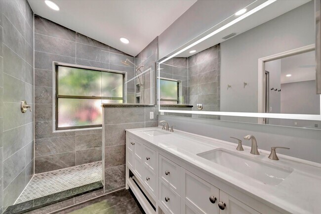 Building Photo - Stunning 3 Bed/ 2 Bath Pool Home in Longwood Run ~ UTC