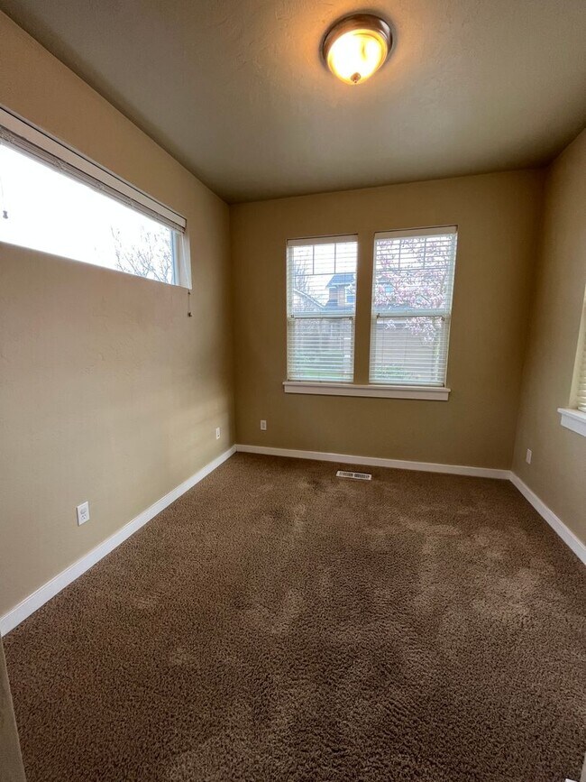 Building Photo - 4-Bedroom 2 1/2 Bathroom Home