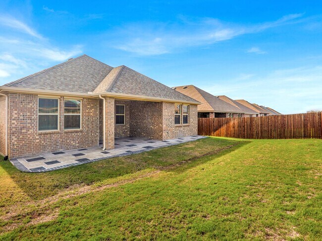 Building Photo - Next to New and Move in Ready!