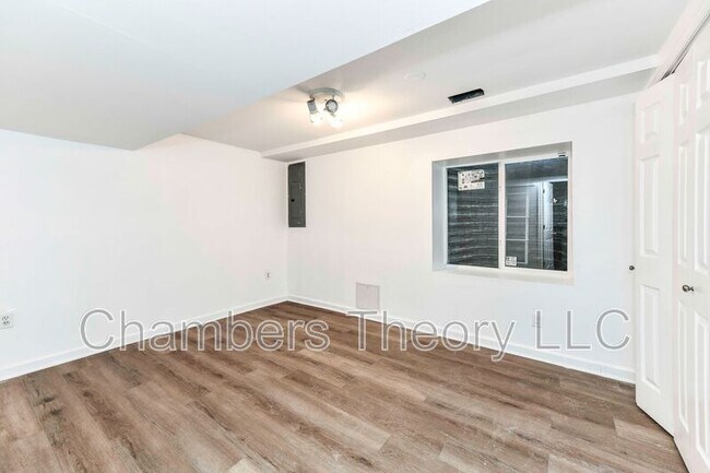 Building Photo - 6206 Redwood Ln