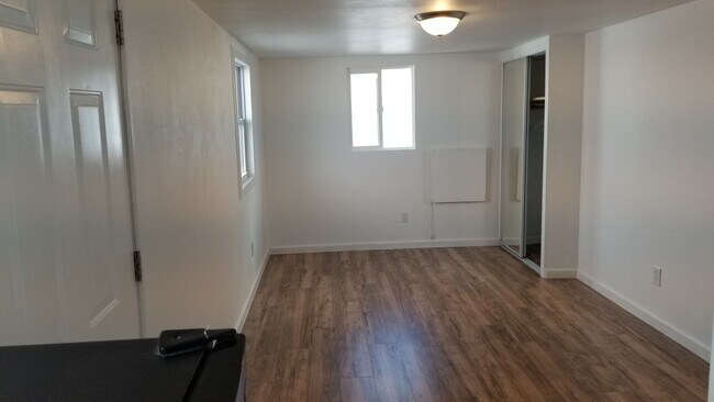Building Photo - 142 Goldenrod St