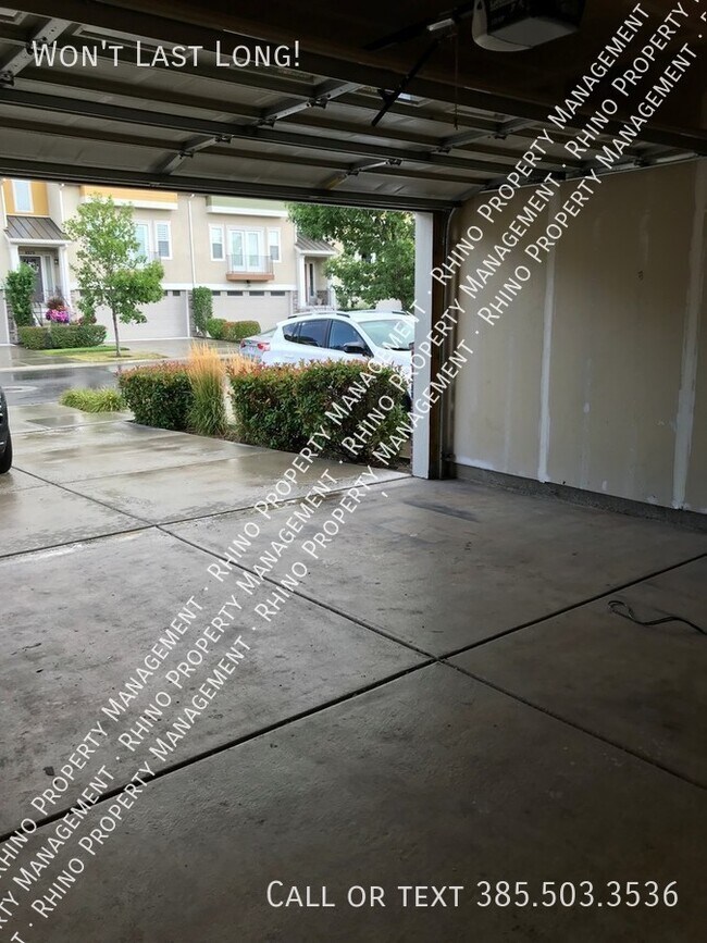 Building Photo - 3 Bed/3.5 Bath End Unit Townhouse in Sandy