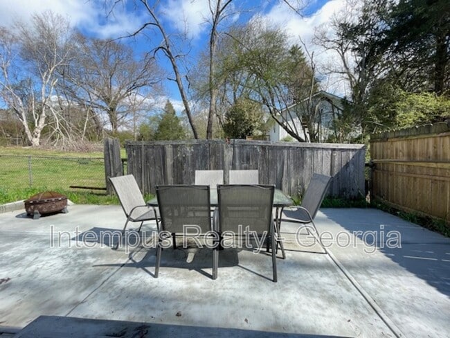 Building Photo - 633 White St