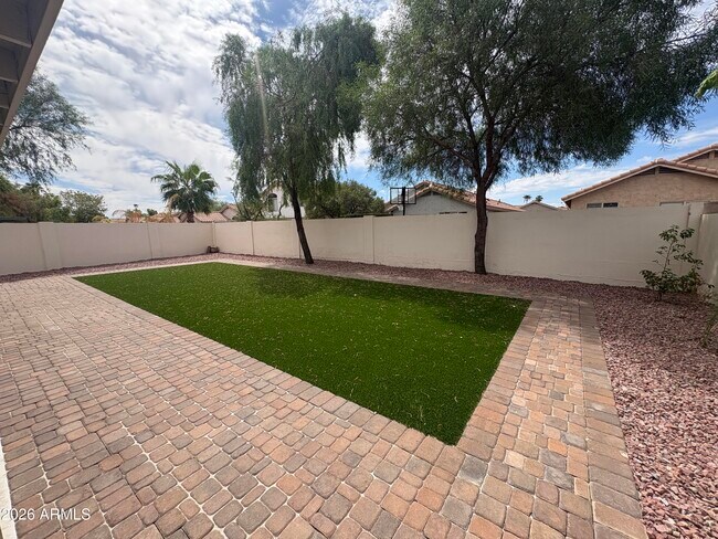 Building Photo - 2370 S Apache Dr
