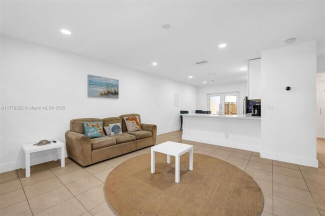 Building Photo - 2 bedroom in Dania Beach FL 33004
