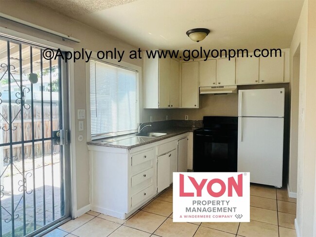 Building Photo - Darling, Spacious 3 bedroom Condo in beaut...