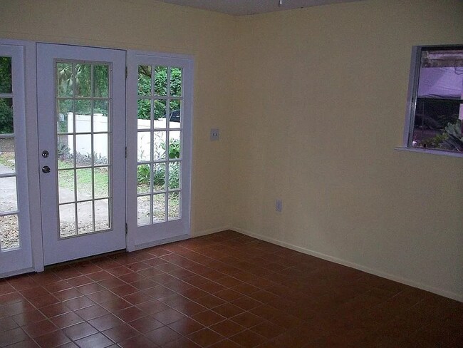 Building Photo - 4/2 Home conveniently located in Sarasota near Beaches, Jungle Gardens, Airport & Downtown!