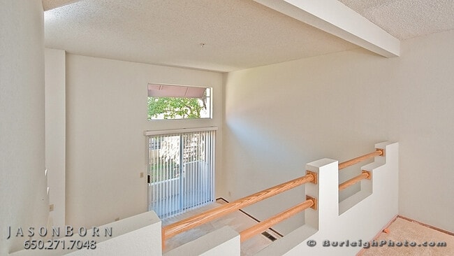 Building Photo - 129 E Court Ln