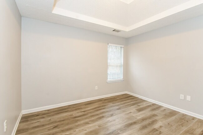 Building Photo - 180 Creekview Blvd