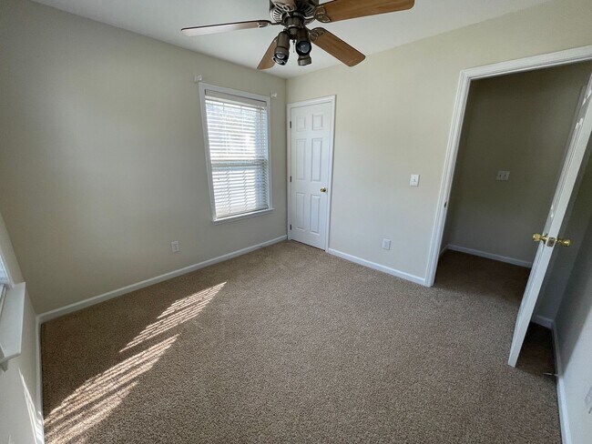 Building Photo - Beautiful, updated 3br 2.5 ba home with garage, fenced-yard in Home Valley Farms Now Available!