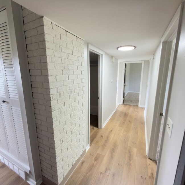 Building Photo - 2 Bedroom Upper Duplex in Breton Village!