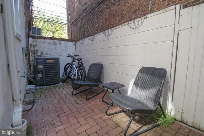 Building Photo - 703 S 17th St