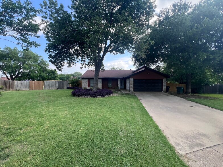 Primary Photo - 100 Bugle Ct