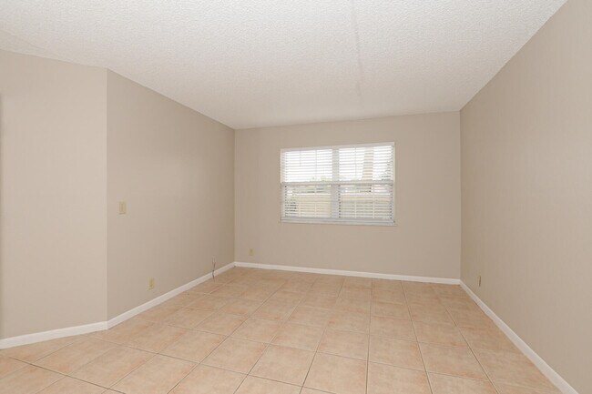 Building Photo - 1540 SE Royal Green Cir