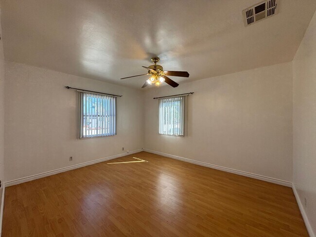 Building Photo - Glenoaks, 625-633 1/2