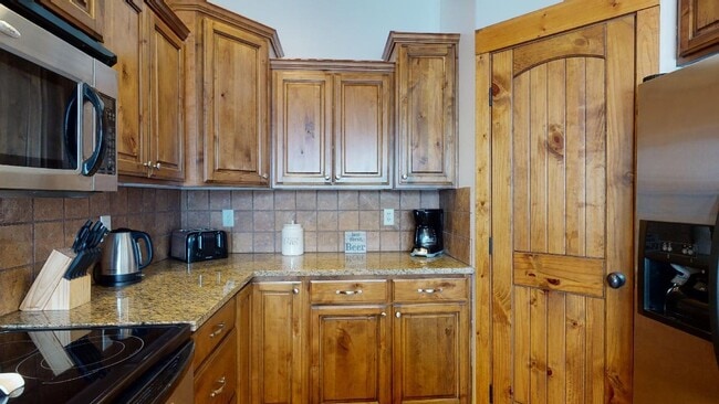 Building Photo - New furnished 3 bedroom 2 bathroom Condo, with optional garage