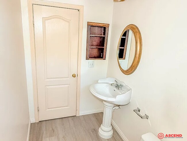 Building Photo - 4 Bedroom Home In Rosedale!!